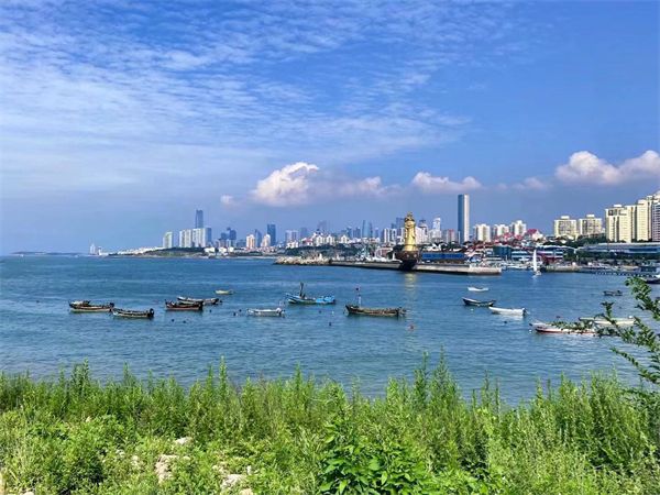 山东威海夜间演艺场馆周边用餐街区与灯光实拍
